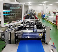 変形袋用全周抜きトムソン押切装置搭載2軸両面ピッチ制御チャック付スタンドパウチ製袋機